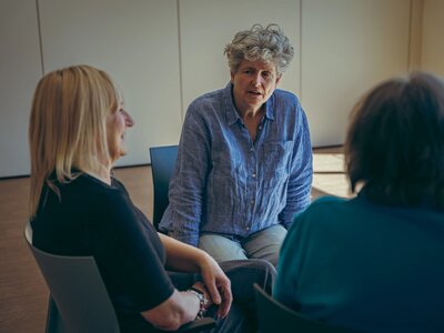 A group of women, living with an experience of secondary breast cancer, at an in-person Breast Cancer Now LWSBC support group.
