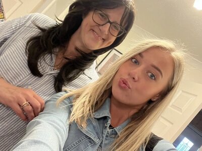 Selfie photo of Sarah and her mum