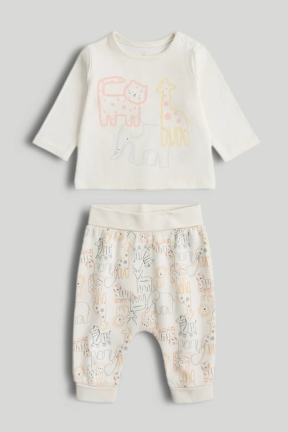Outfit crem extensibil cu tricou și pantaloni